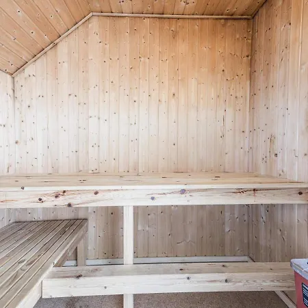 6 Person In ויירס סטרנד